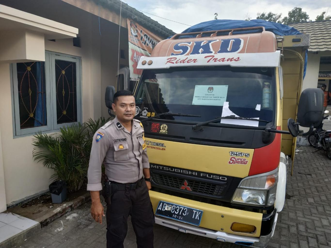 penerimaan logistik Kotak Suara Dari KPU di Desa Seloharjo